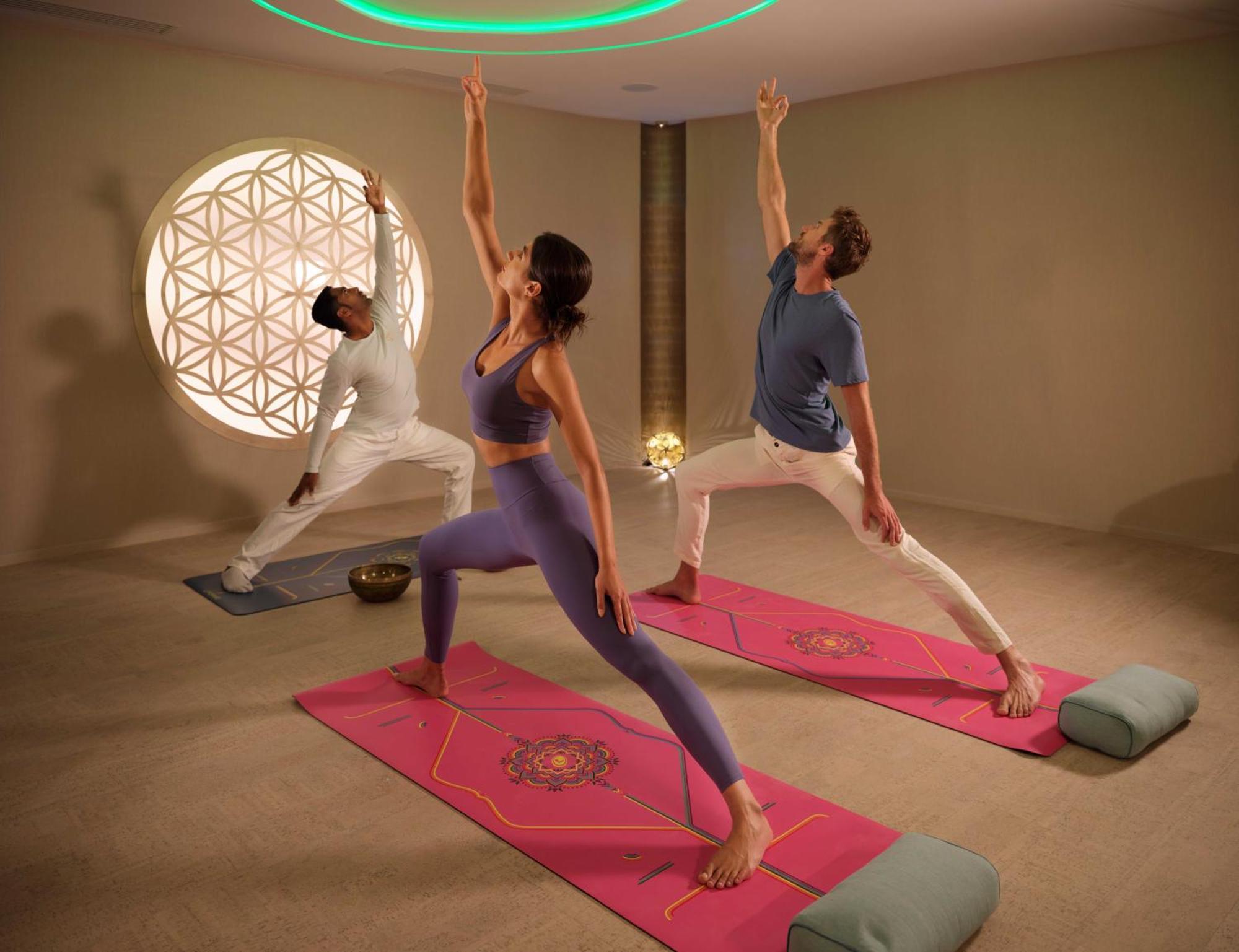 Casa Timis - Wellness & Spa Resort Chitorani Esterno foto A yoga class at the Bvlgari Spa